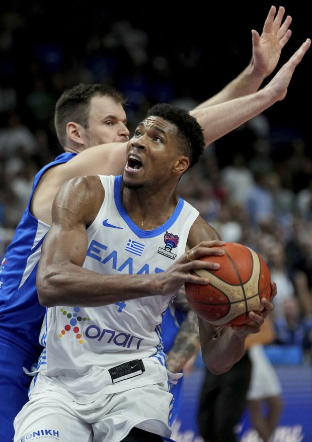 Jaromír Bohačík se snaží bránit řeckou hvězdu Giannise Antetokounmpa Jaromír Bohačík se snaží bránit řeckou hvězdu Giannise Antetokounmpa