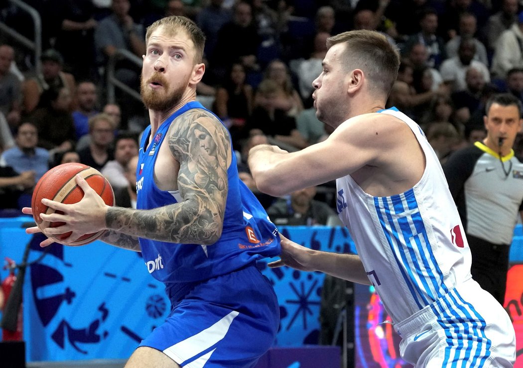 Patrik Auda se snaží přejít přes Dimitriose Agravanise v osmifinále EuroBasketu