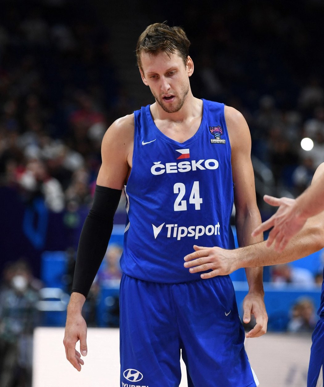 Zklamaný český basketbalista Jan Veselý po porážce s Řeckem