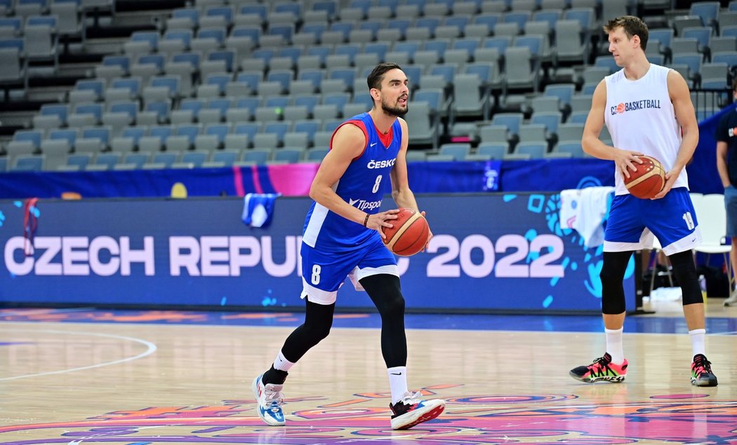 Tomáš Satoranský na tréninku před startem EuroBasketu trefil střelu z půlky