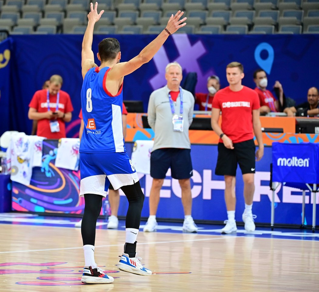 Tomáš Satoranský se raduje po své trefě z půlky v tréninku před startem ME basketbalistů
