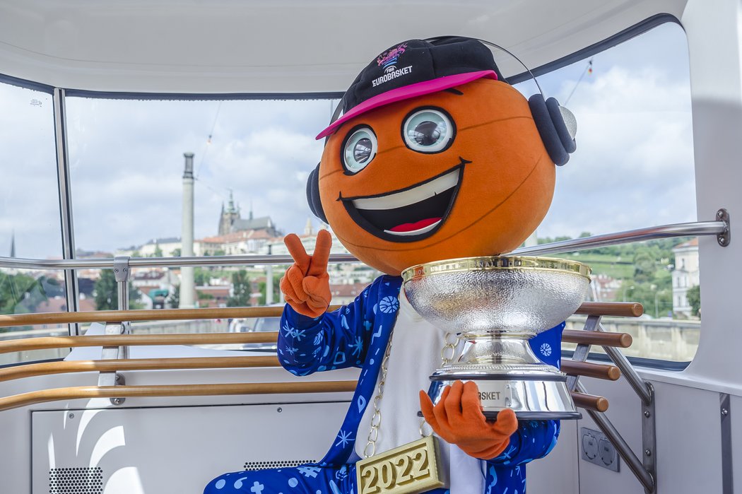 Maskot EuroBasketu se projížděl Prahou i s trofejí pro vítěze evropského šampionátu