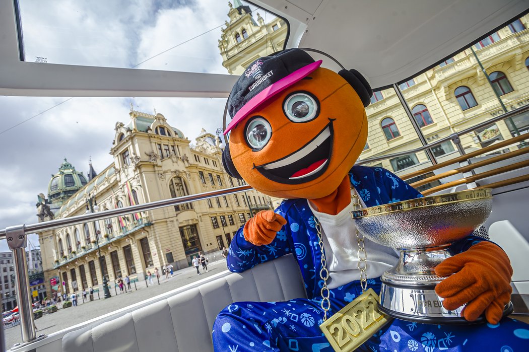 Maskot EuroBasketu se projížděl tramvají po Praze i s trofejí pro vítěze mistrovství Evropy