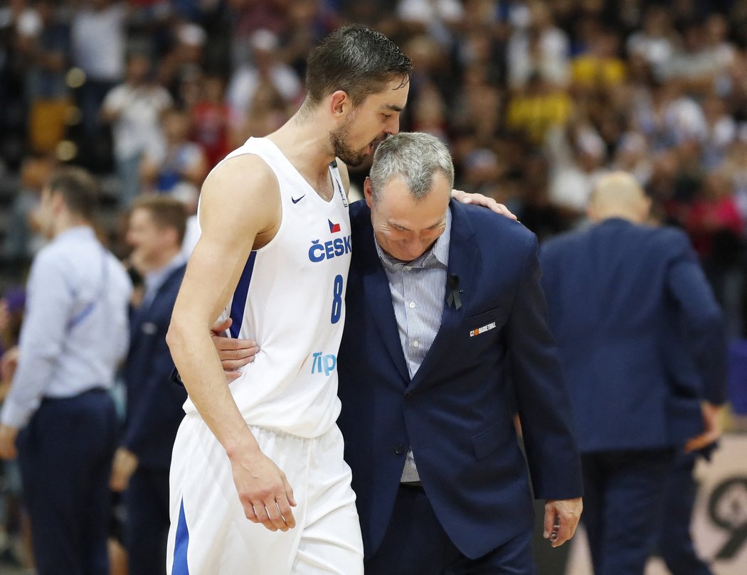 Tomáš Satoranský s koučem Ronenem Ginzburgem po postupu do osmifinále ME v basketbalu