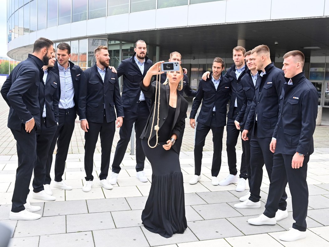 Moderátorka akce Karolína Kůrková se fotí s českými basketbalisty