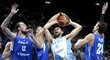 Ondřej Balvín a Jan Veselý se snaží ubránit Kostase Papanikolaoua v osmifinále EuroBasketu