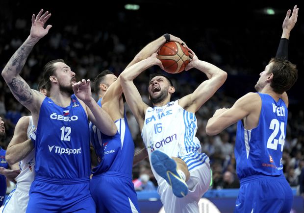 Ondřej Balvín a Jan Veselý se snaží ubránit Kostase Papanikolaoua v osmifinále EuroBasketu Ondřej Balvín a Jan Veselý se snaží ubránit Kostase Papanikolaoua v osmifinále EuroBasketu