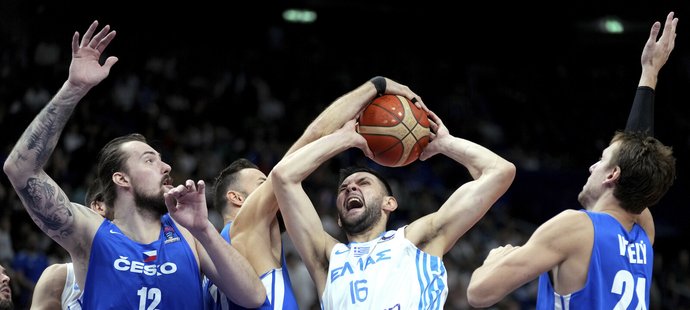 Ondřej Balvín a Jan Veselý se snaží ubránit Kostase Papanikolaoua v osmifinále EuroBasketu