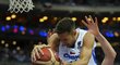 Tomáš Kyzlink doskakuje v zápase proti Srbům