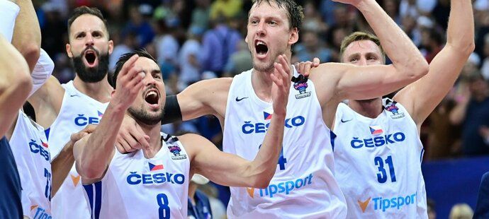 Tomáš Satoranský, Jan Veselý oslavují se svými spoluhráči postup ze skupiny na EuroBasketu