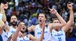 Tomáš Satoranský, Jan Veselý oslavují se svými spoluhráči postup ze skupiny na EuroBasketu