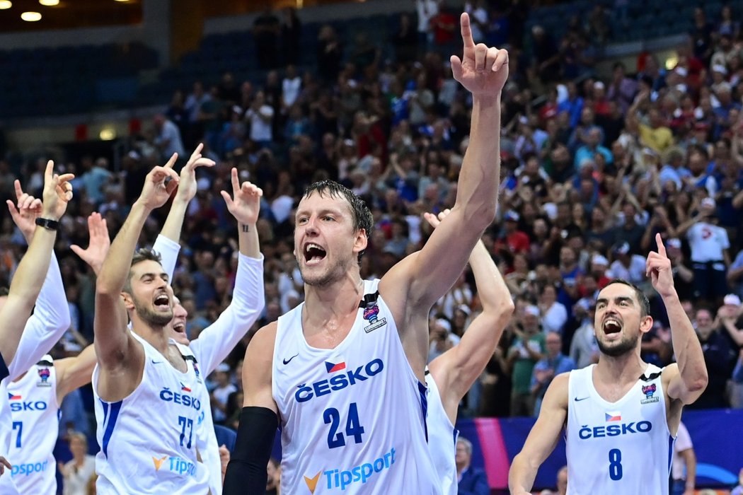 Jan Veselý (v popředí) oslavuje se svými spoluhráči postup z pražské skupiny EuroBasketu