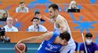 Jaromír Bohačík brání izraelskou akci v posledním skupinovém klání na EuroBasketu