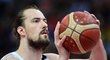 Basketbalista Ondřej Balvín se snaží zakončit v duelu proti Izraeli