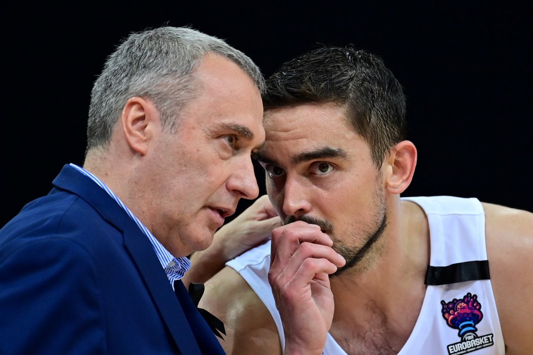 Tomáš Satoranský se domlouvá s trenérem Ronenem Ginzburgem během posledního utkání ve skupině EuroBasketu