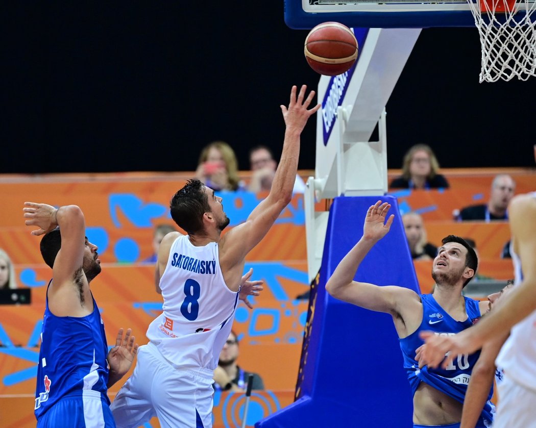 Zakončení Tomáše Satoranského na EuroBasketu proti Izraeli