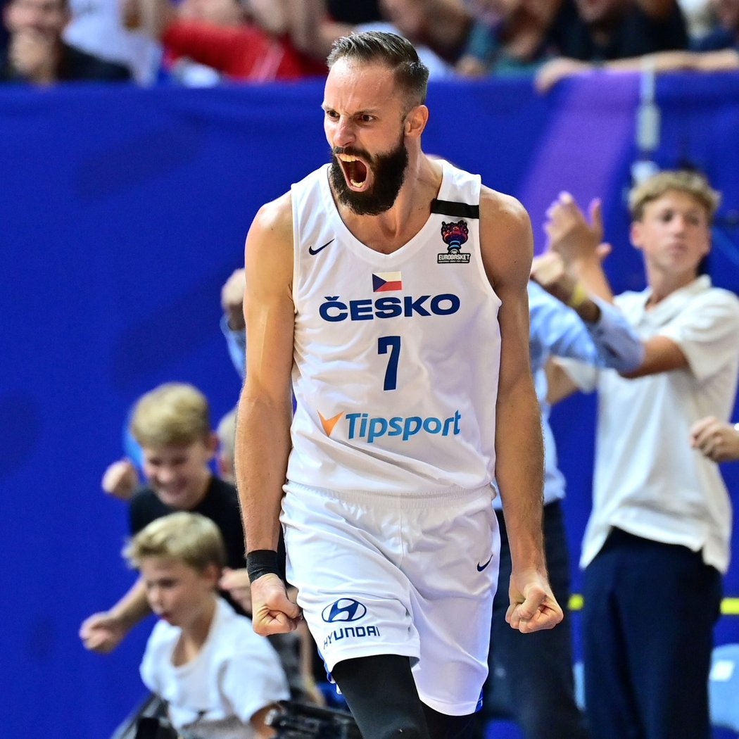 Radost Vojtěcha Hrubana po proměněném koši na EuroBasketu