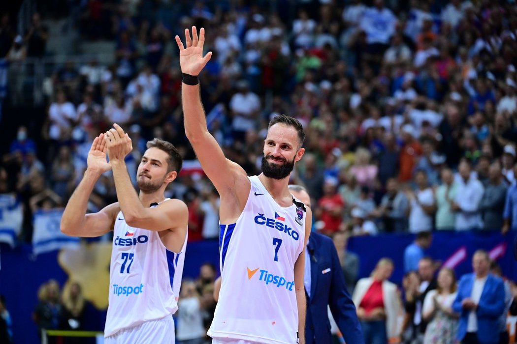 Vojtěch Hruban (vpravo) byl klíčovou osobou při vítězství českých basketbalistů v rozhodujícím skupinovém utkání proti Izraeli
