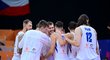 Radostné shromáždění českých basketbalistů po vítězství nad Izraelem