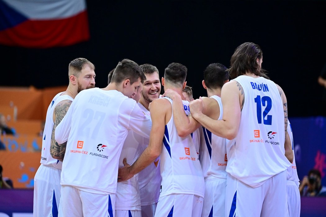 Radostné shromáždění českých basketbalistů po vítězství nad Izraelem
