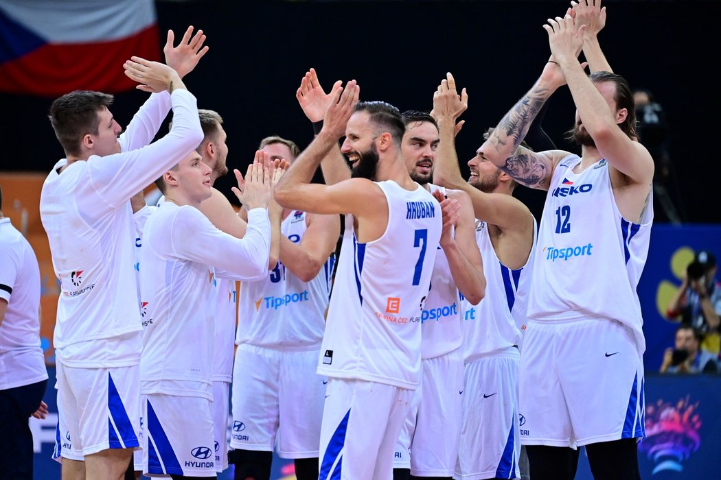 Čeští basketbalisté děkují fanouškům po posledním, vítězném klání v O2 areně