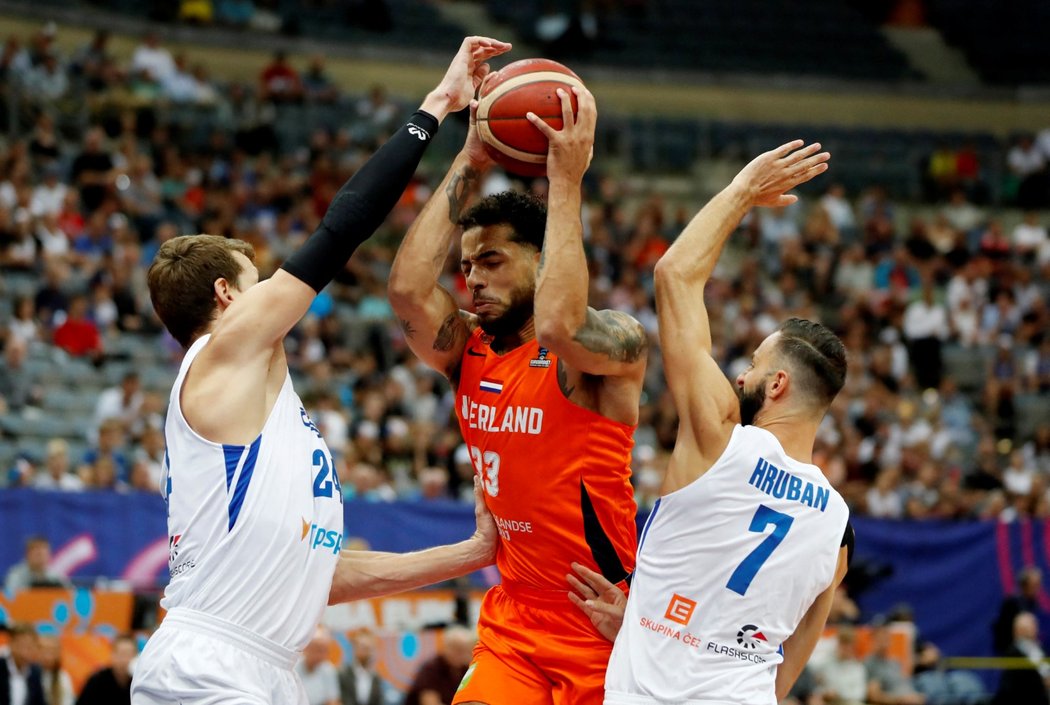Český tým se brání ataku Nizozemska během skupinového klání na EuroBasketu