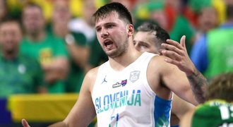 Start Eurobasketu: Slovincům nepřijel autobus, Němci vyřadili dres legendy
