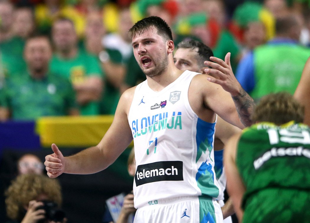 Luka Dončič na začátku Eurobasketu v zápase proti Litvě