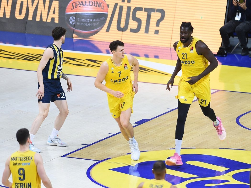 Basketbalisté Alba Berlín v zápase Euroligy proti Fenerbahce