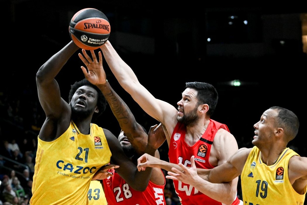 Basketbalisté Alba Berlín v zápase Euroligy proti Olympiakosu