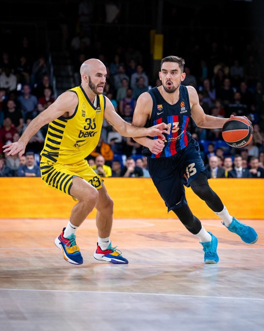 Český basketbalista Tomáš Satoranský si klestí cestu ke koši v duelu jeho Barcelony s Istanbulem