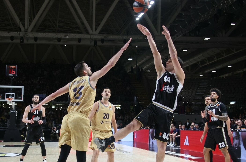 Český basketbalista Tomáš Satoranský během utkání Euroligy