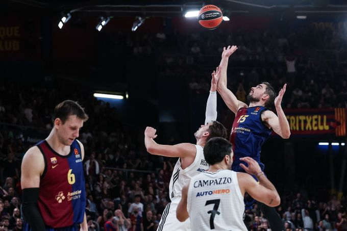 Barca padla s Realem. Veselý na 15 bodech, Satoranský zuřil po vyloučení Barca padla s Realem. Veselý na 15 bodech, Satoranský zuřil po vyloučení