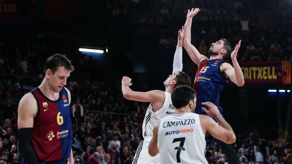 Tomáš Satoranský z Barcelony během zápasu Euroligy proti Realu Madrid