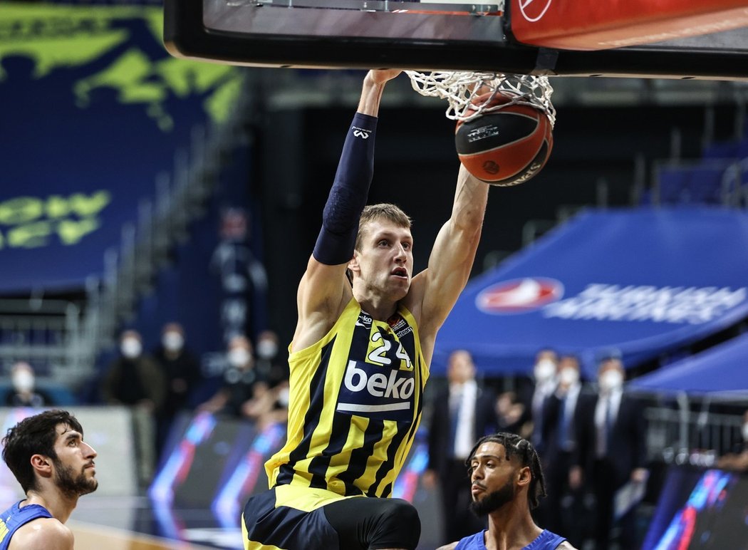 Český basketbalista Jan Veselý táhne v Eurolize své Fenerbahce