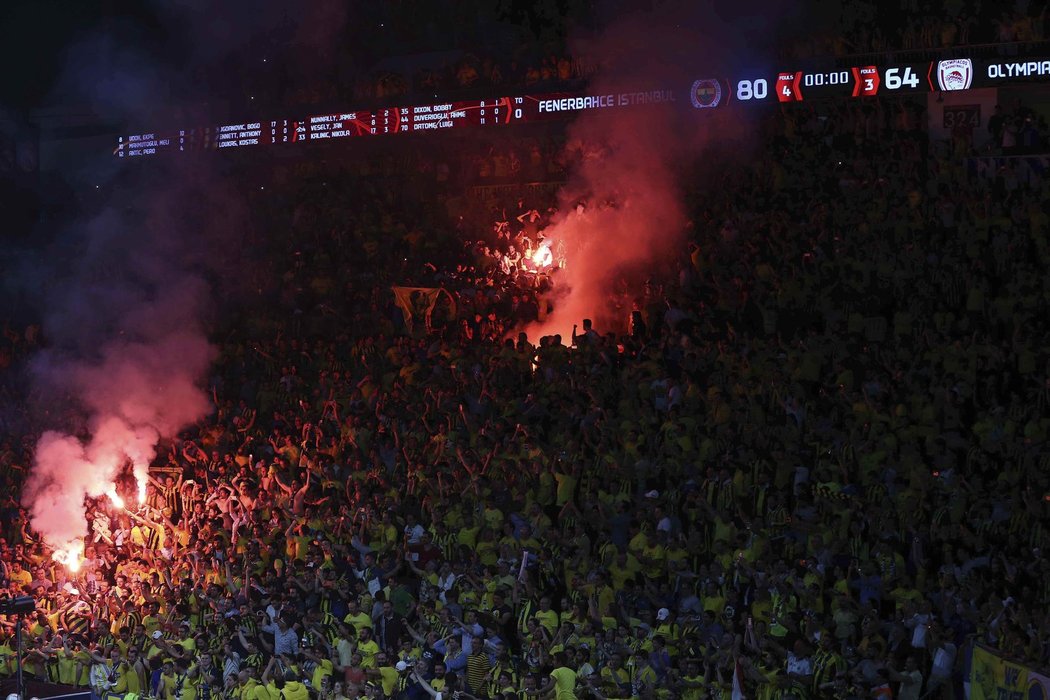 Fanoušci tureckého Fenerbahce Istanbul slaví domácí triumf v Eurolize