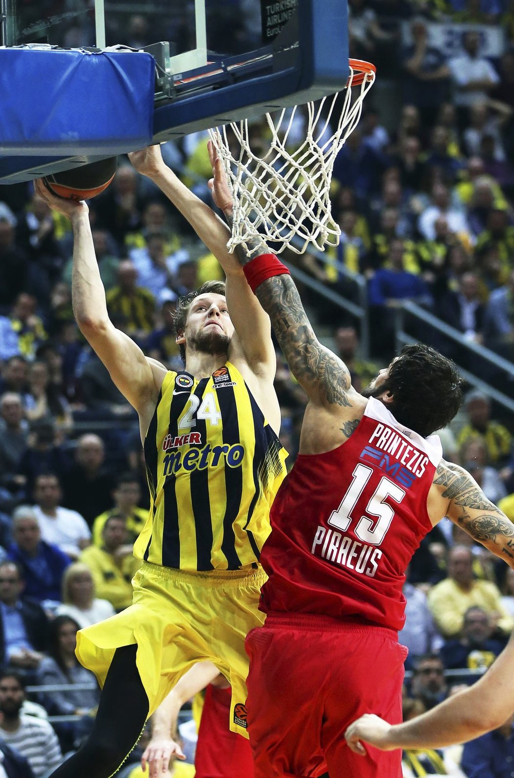 Český basketbalista Jan Veselý zakončuje v euroligovém zápase přes Georgiose Printezise z Olympiakosi Pireus