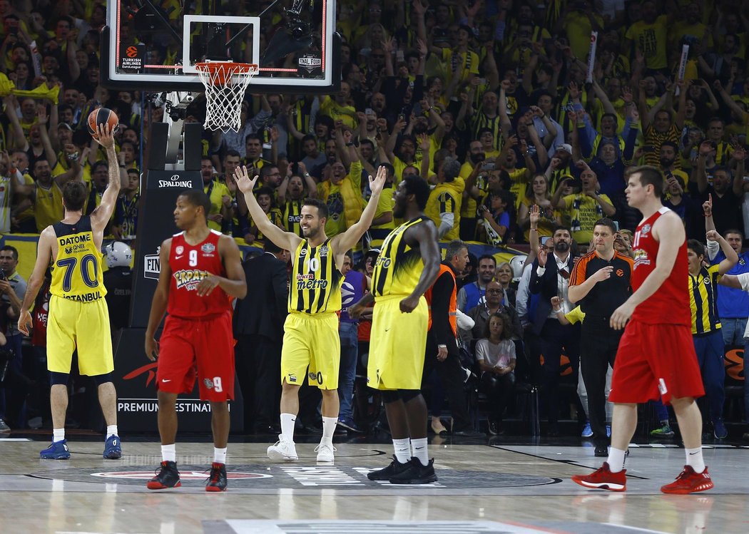 Basketbalisté Fenerbahce Istanbul se radují z triumfu v Eurolize