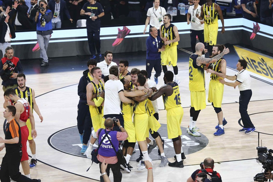 Basketbalisté Fenerbahce Istanbul s Janem Veselým slaví triumf v Eurolize