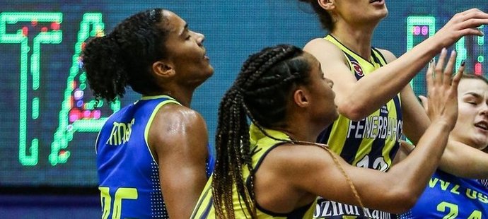 Satou Saballyová z Fenerbahce v souboji s basketbalistkou USK Praha Veronikou Voráčkovou