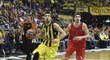 Kostas Sloukas z Fenerbahce Istanbul útočí ve finále Euroligy proti CSKA Moskva