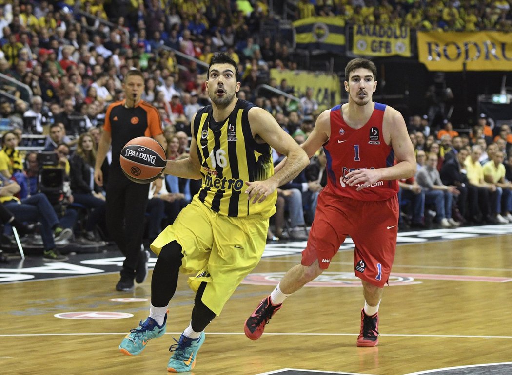 Kostas Sloukas z Fenerbahce Istanbul útočí ve finále Euroligy proti CSKA Moskva