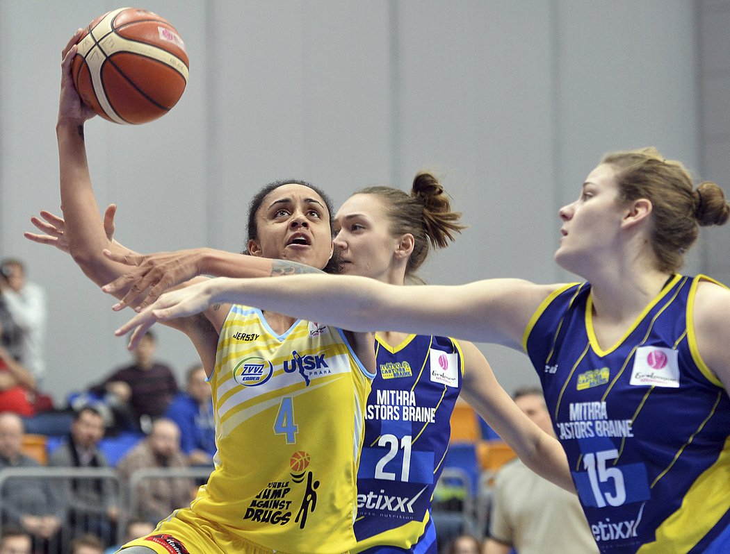 Candice Dupreeová proniká pod koš Castors Braine v domácím euroligovém zápase