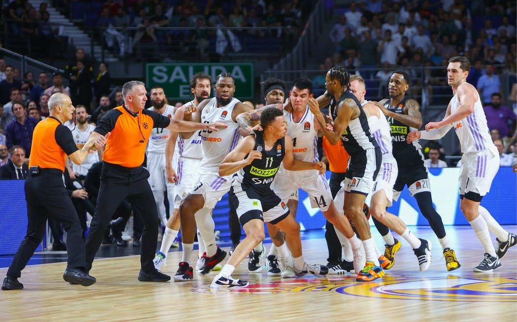 Basketbalový duel Evropské ligy mezi Realem Madrid a Partizanem Bělehrad musel být předčasně ukončen. Důvod? Hráči se ke konci porvali přímo na palubovce!