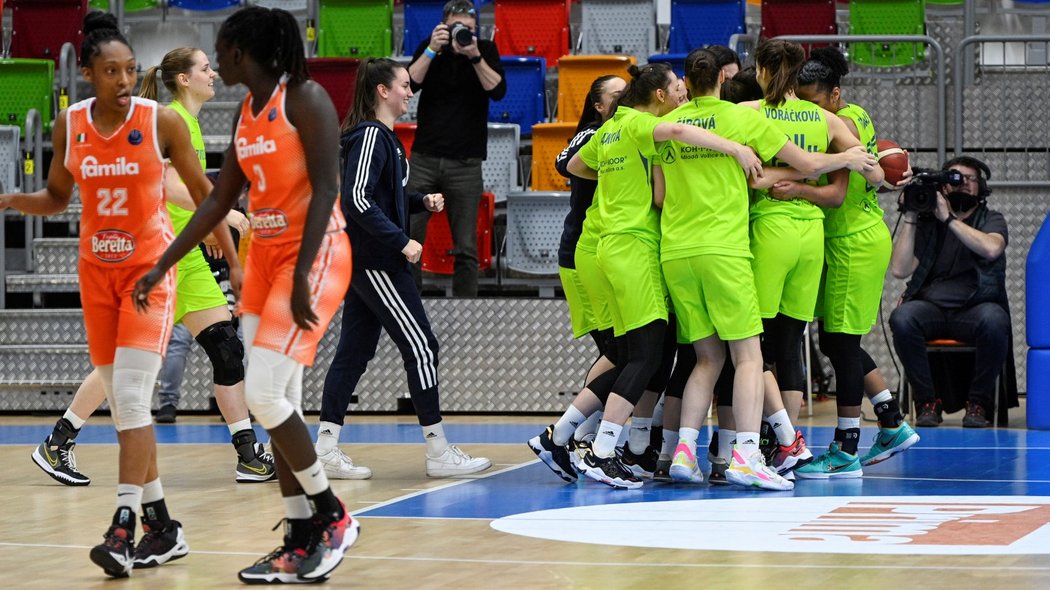 Basketbalistky USK v prvním utkání o Final Four po obratu těsně zdolaly Schio