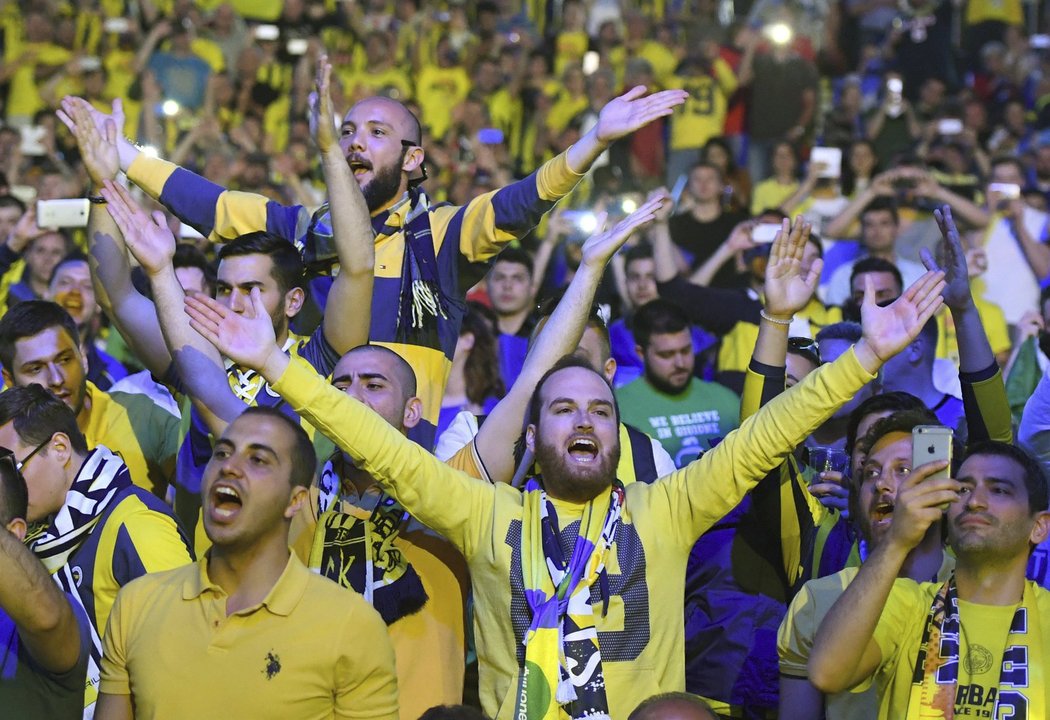    Fanoušci Fenerbahce hnali svůj tým dopředu