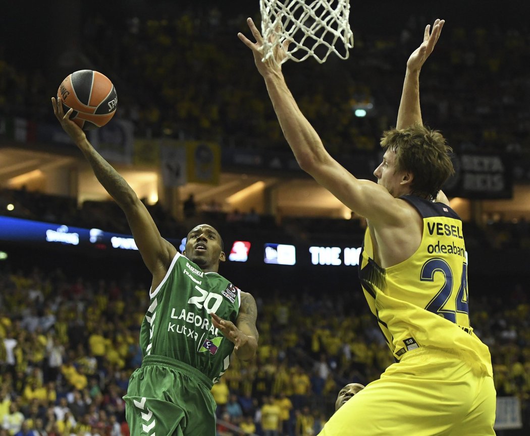 Jan Veselý v obranné práci v dresu Fenerbahce