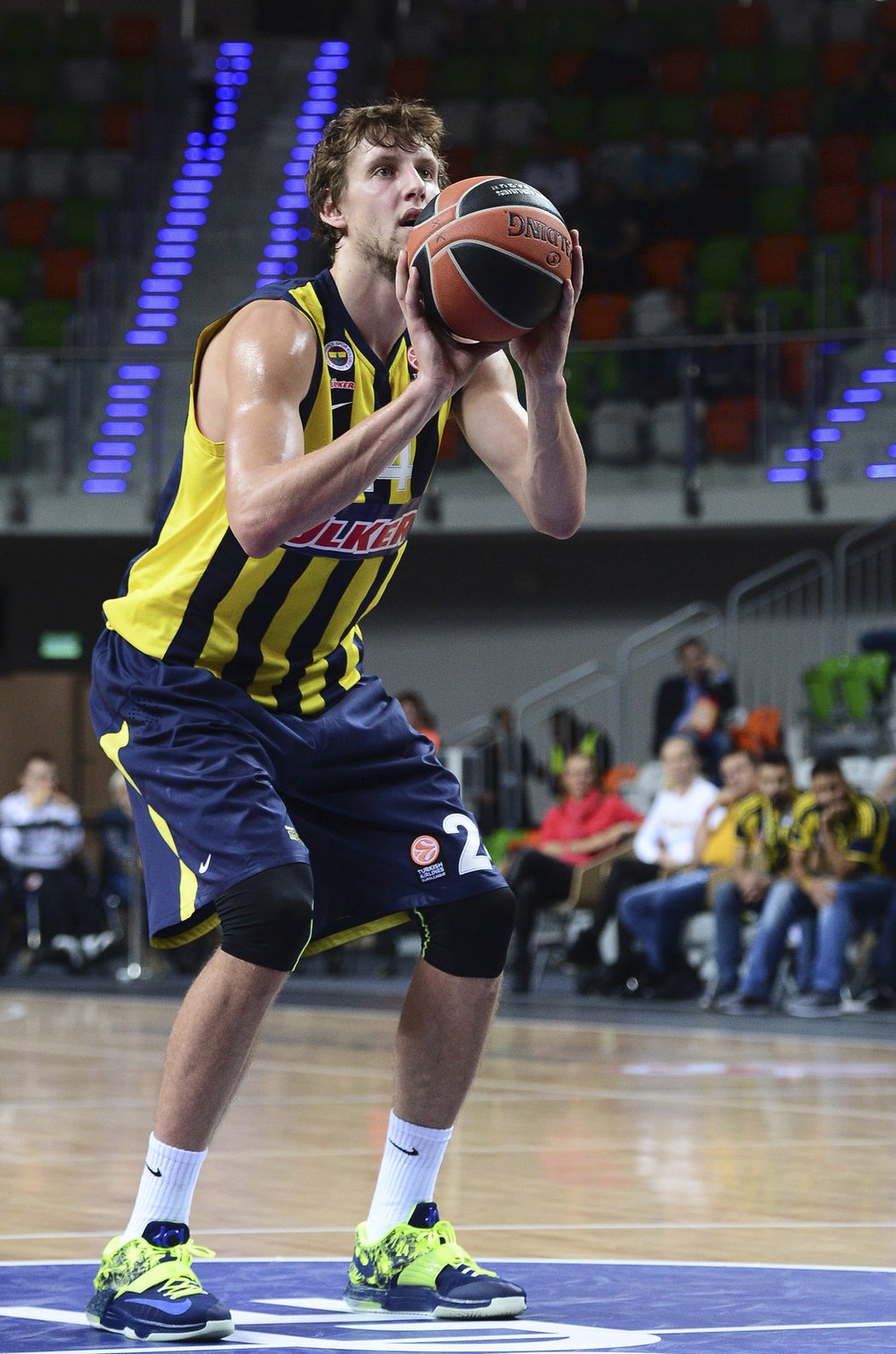 Basketbalista Jan Veselý v dresu Fenerbahce Istanbul