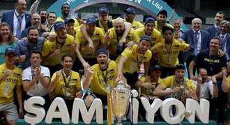 Famózní Veselý! 26 body dotáhl Fenerbahce k titulu, slaví třetí trofej