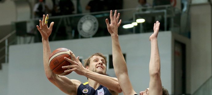 Jan Veselý pomohl Fenerbahce k titulu, ale od příští sezony by se mohl vrátit do NBA